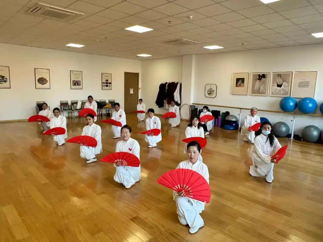 退休不褪色:老教授的“下半场”更精彩 退休不褪色:老教授的“下半场”更精彩