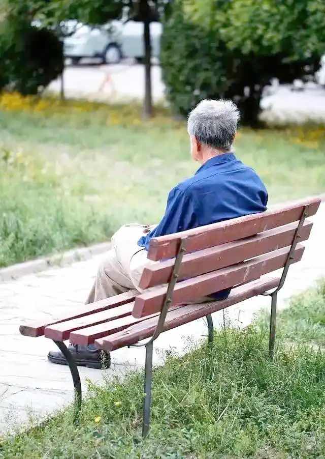 中老年人的孤独危机:无爱好无朋友,晚年生活何以解忧? 中老年人的孤独危机:无爱好无朋友,晚年生活何以解忧?