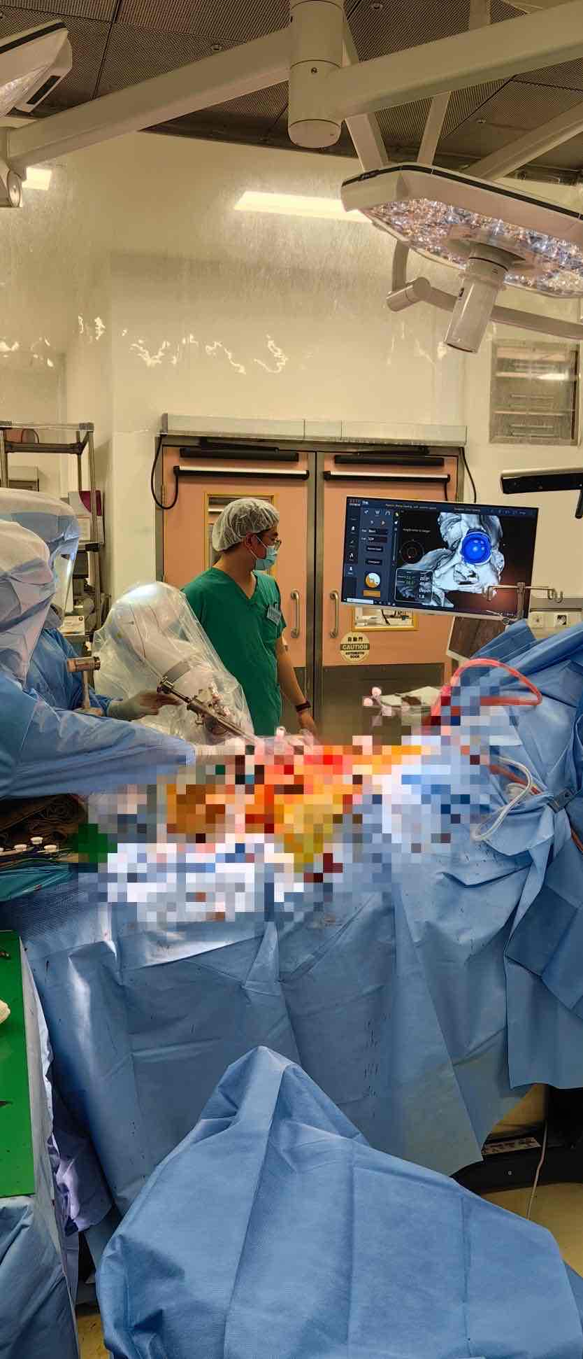 全球首例!港医疗团队借深锟铻机器人“塔积木” 重建复杂髋关 全球首例!港医疗团队借深锟铻机器人“塔积木” 重建复杂髋关